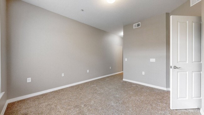Building Photo - Remodeled 2 BR/2 BA Unit near Edora Park/Epic and Spring Creek Trail