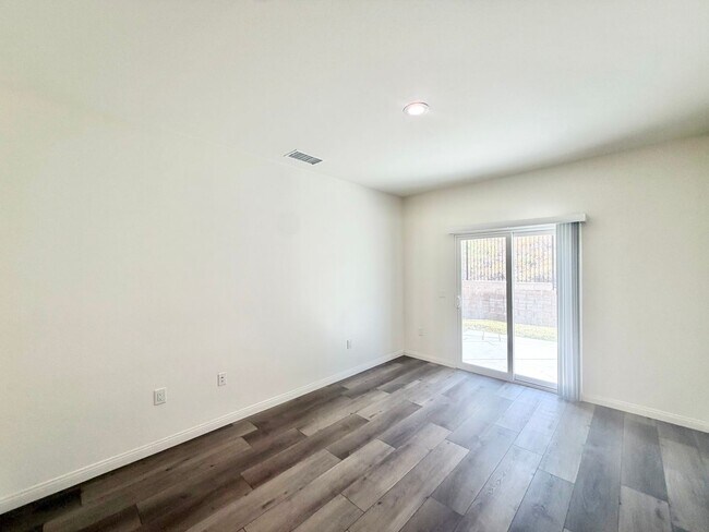 Building Photo - 24850 Sunset Vista Ave