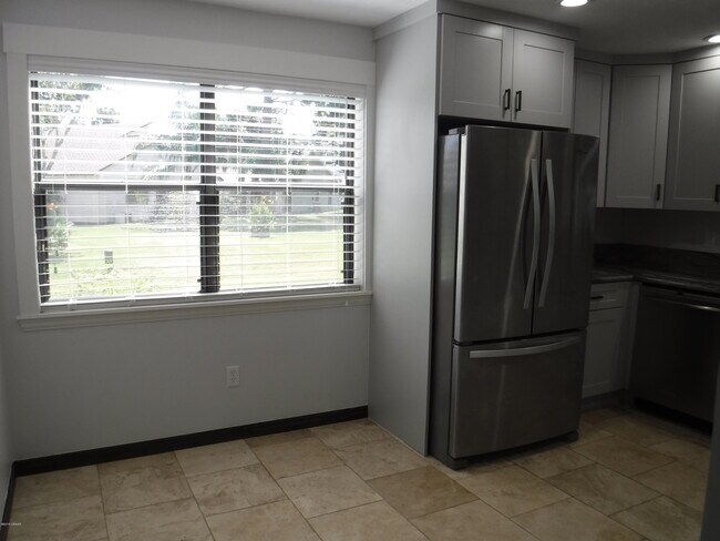 Building Photo - 176 Gull Cir N