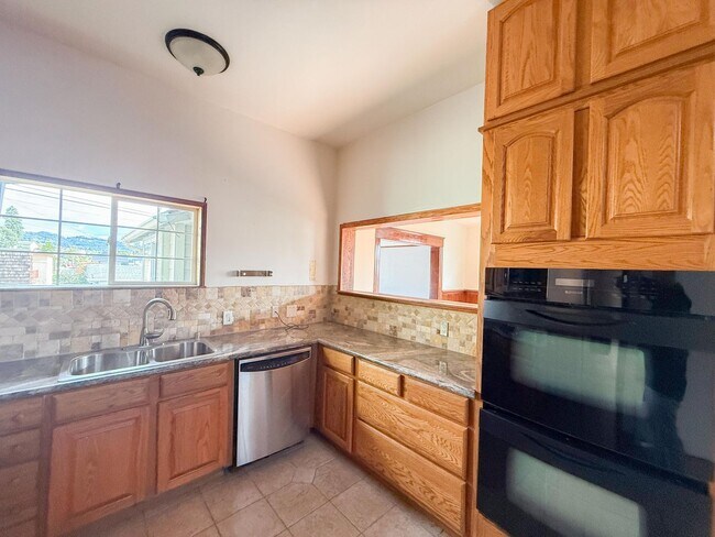 Building Photo - 4 bed 3 bath Single-family Home in Glenview/Lower Diamond area of Oakland