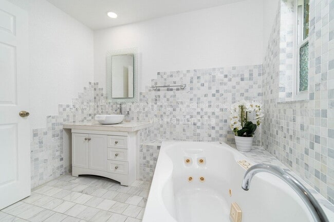 Building Photo - 304 NW 12th Ln