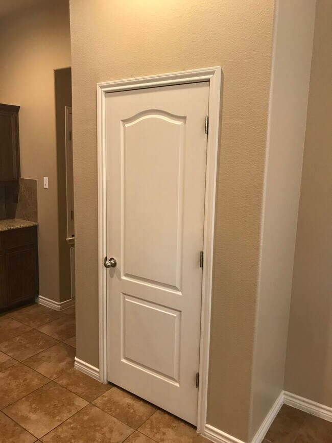 Building Photo - 3 bedroom 2 bath Duplex Text 302-231-7228 for more info