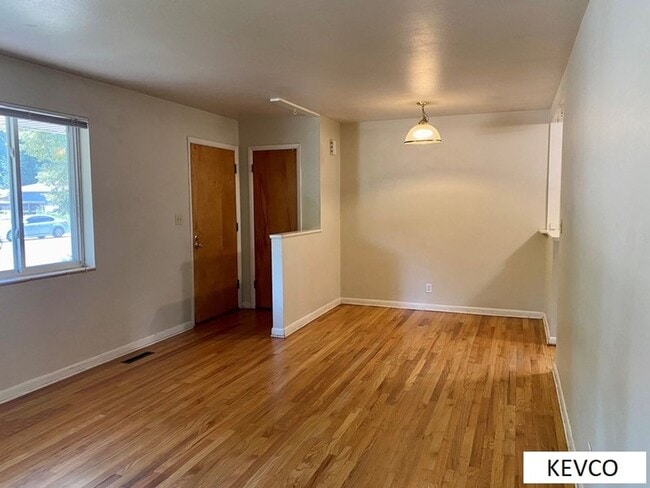 Building Photo - Great Three Bedroom, Close to Everything!