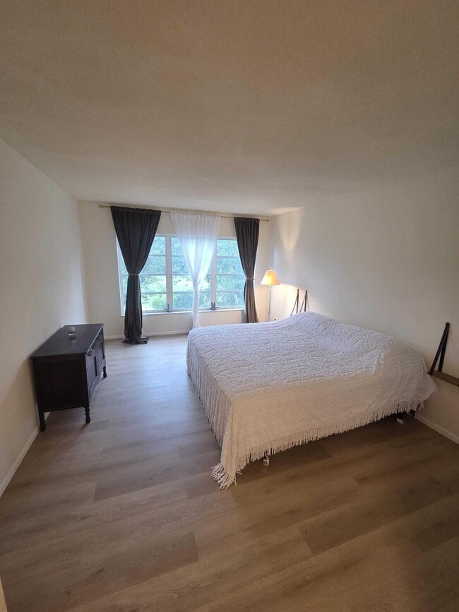 Building Photo - 3150 N Palm Aire Dr