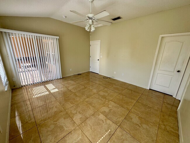 Building Photo - 774 Princeton Dr