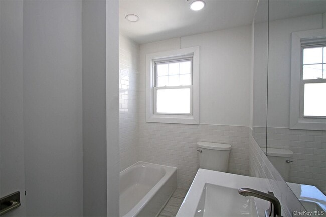 Building Photo - 344 Roslyn Ave