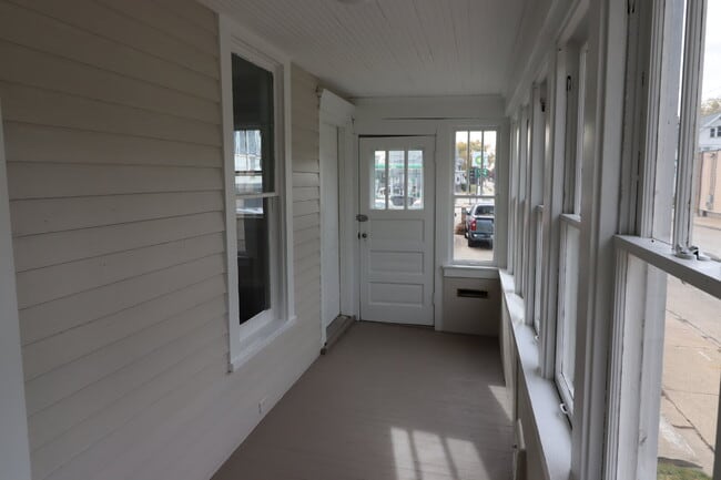 Building Photo - Large Updated 4 Bedroom Single Family Home