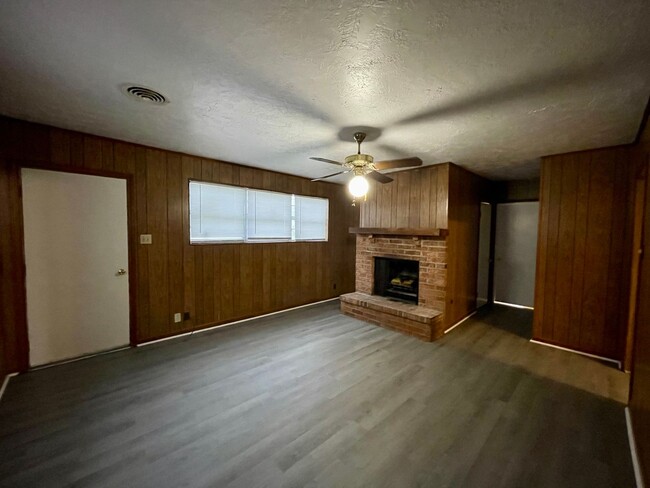 Building Photo - 5267 Sunset Ave