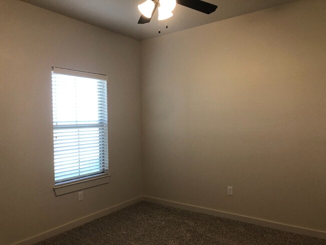 Building Photo - Beautiful well-maintained townhome