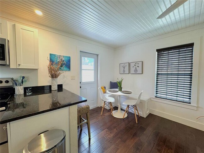 Building Photo - 222 NE 1st Ave