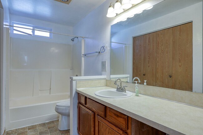 Building Photo - Cozy Lacey Rambler - Move-In Ready now! 3 bed 1 bath patio home - North Thurston S.D.
