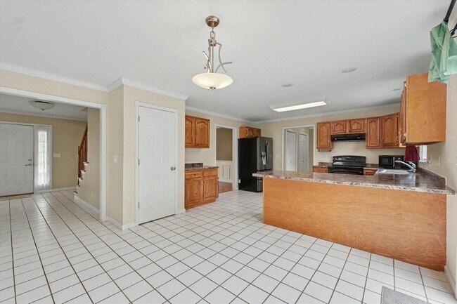 Building Photo - 6 Bedroom home with Fenced Yard - Available Now