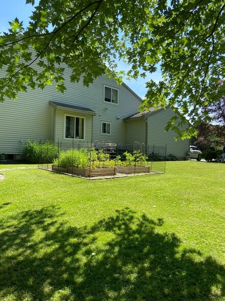Building Photo - 1124 Fern Hollow Dr
