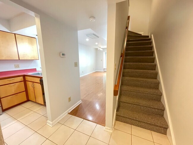 Building Photo - Two BR townhome-style in Chancellor Square...