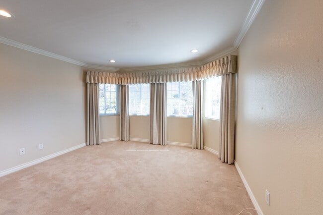 Building Photo - 3 Bedroom & 2 Bathroom