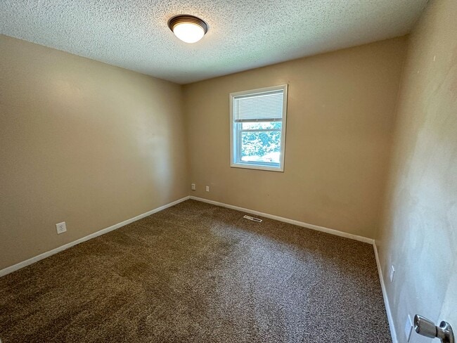 Building Photo - 1317 Woodstock Ave