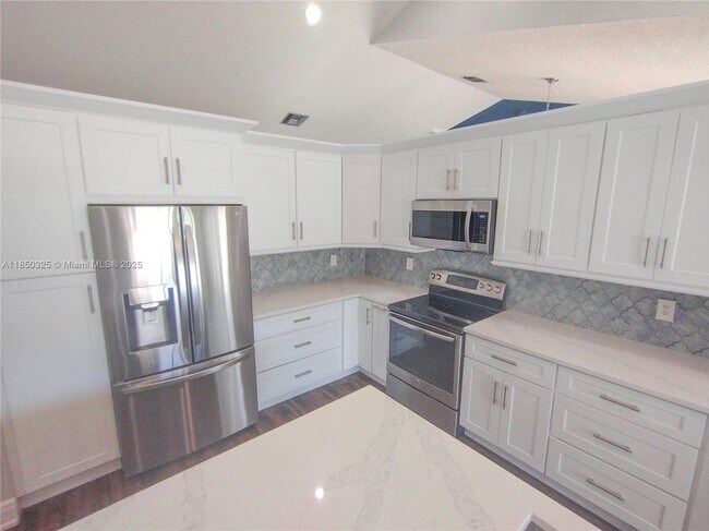 Building Photo - 5780 Sun Pointe Cir