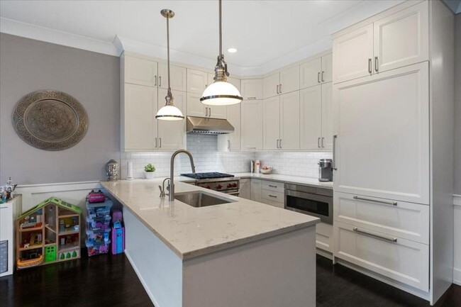 Building Photo - 2 bedroom in Chicago IL 60657