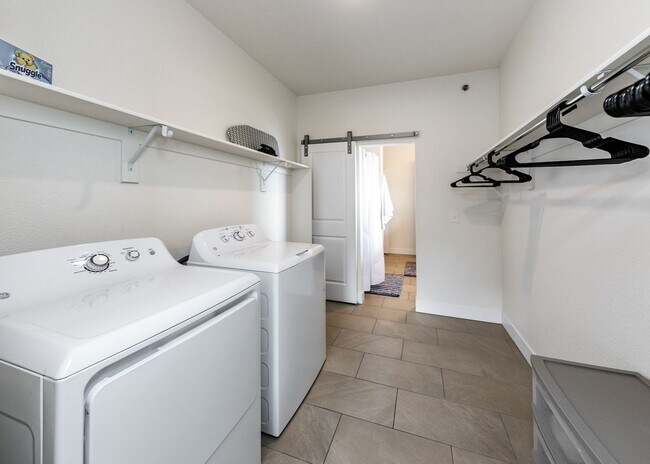 Building Photo - 1 bed, 1 bath Top Floor near Garden of the Gods