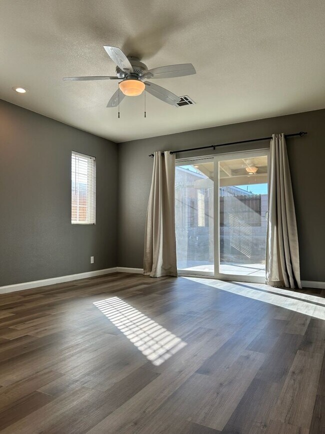 Building Photo - Please contact Vaughn Realty to set up an appointment, 760-446-6561