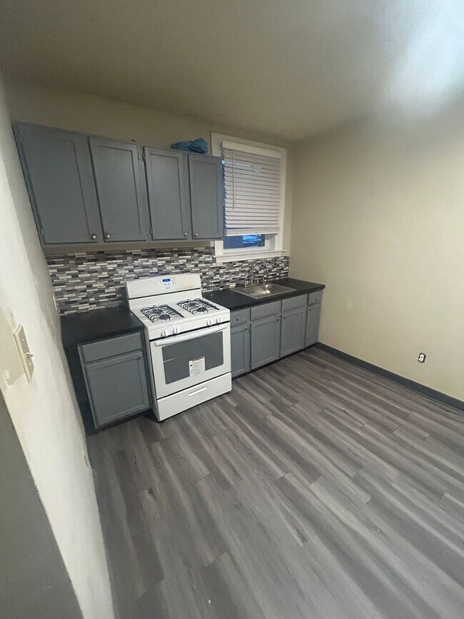 Building Photo - 44 Kendall Ave