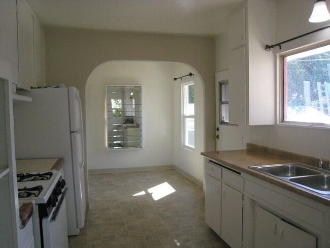 Building Photo - Duplex w/ yard and garage!