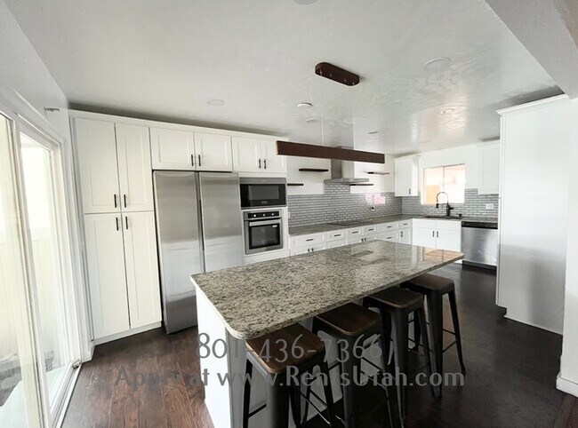 Building Photo - Provo Townhome