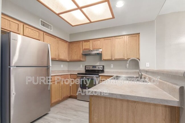 Building Photo - 10512 W Almeria Rd