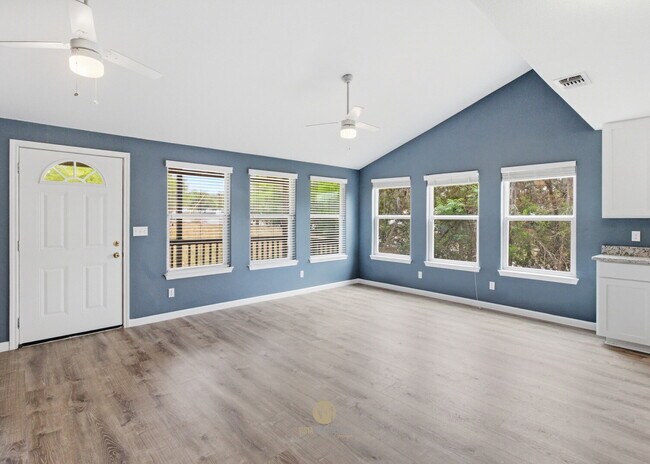Building Photo - 3-bedroom, 2-bath home nestled in the Rolling Hills subdivision in Canyon Lake