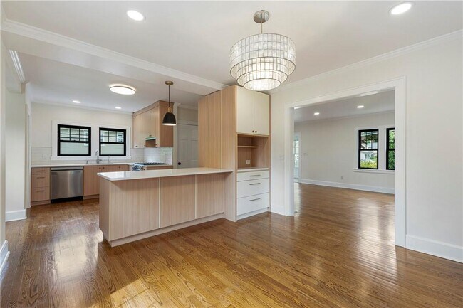 Building Photo - 727 Pelhamdale Ave
