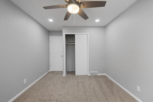 Building Photo - **3 Bedroom with a non-conforming and 2.5 bathrooms in Millard**