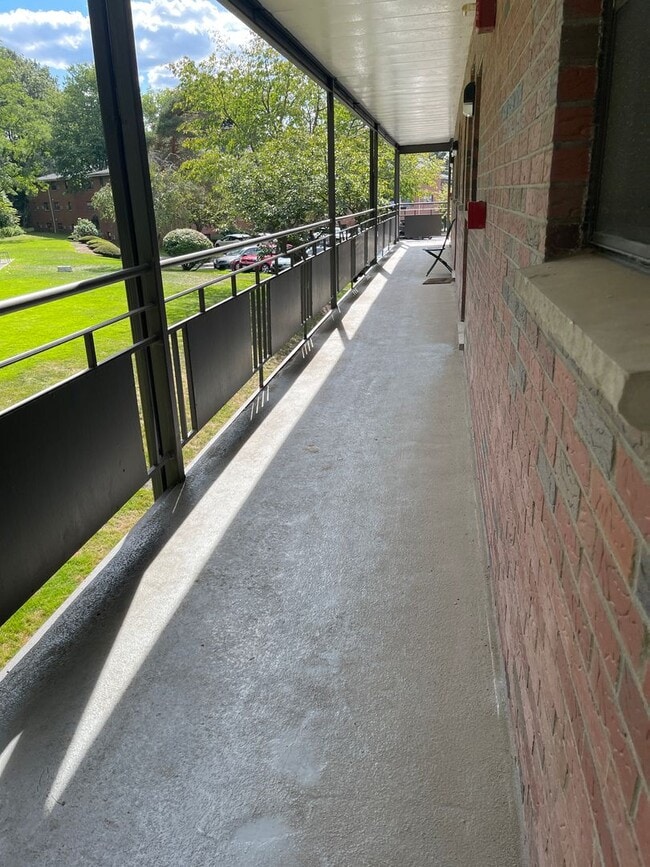 Building Photo - Older renovation but very nice layout 2 bed .  ht Hw Inc No Fee Next 1 FREE MONTH