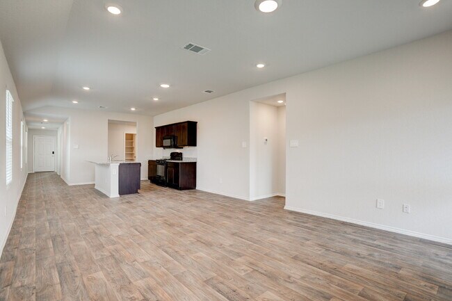 Building Photo - "Charming 3-Bedroom Oasis on Roanwood Drive with 2 Full Baths – Your Spacious Retreat Awaits in S...