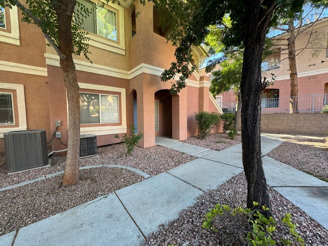 Building Photo - Ground Floor Unit with Tile Floors & Commu...