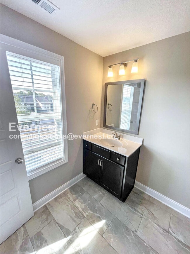 Building Photo - 3 Bed, 2.5 Bath Home with Garage / Pet-Fri...