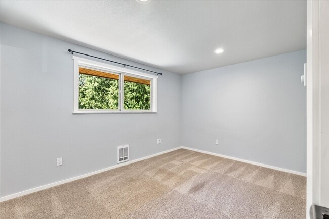 Building Photo - 3 Bed 2 Bath Fully Fenced Split Level Lake...