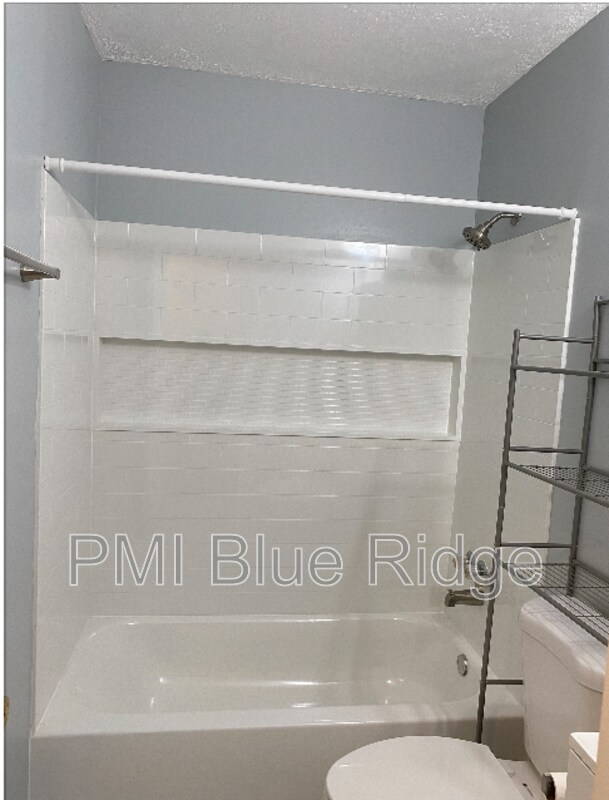 Building Photo - 325 Comet Dr