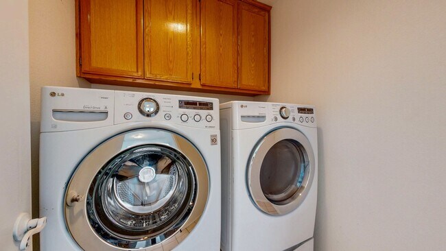 Building Photo - Charming 3 Bedroom 2.5 Bath with Bonus Room and Private Yard!