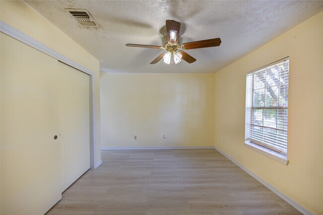 Building Photo - 6227 S Pinesap Dr