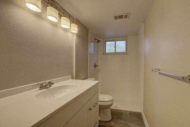 Building Photo - "Spacious 4-Bedroom Home in Denver with 2 Full Baths and Over 2000 sq ft!"