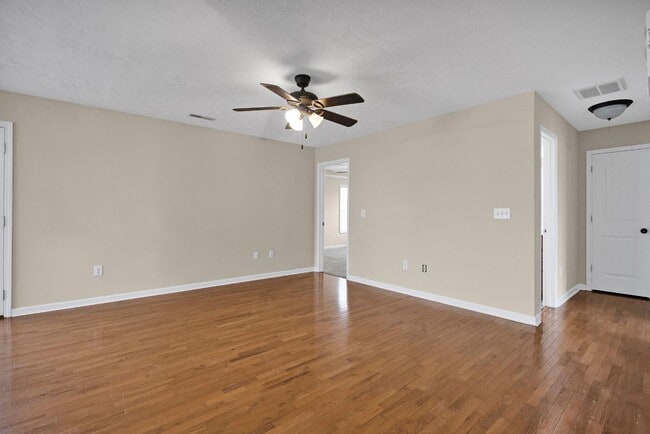 Building Photo - 15 Goldenrod Dr