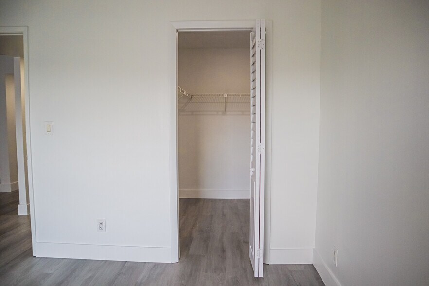 Building Photo - 8005 Lake Dr