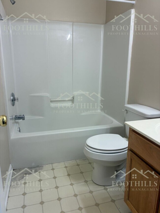 Building Photo - 101 Heatherbrook Ct