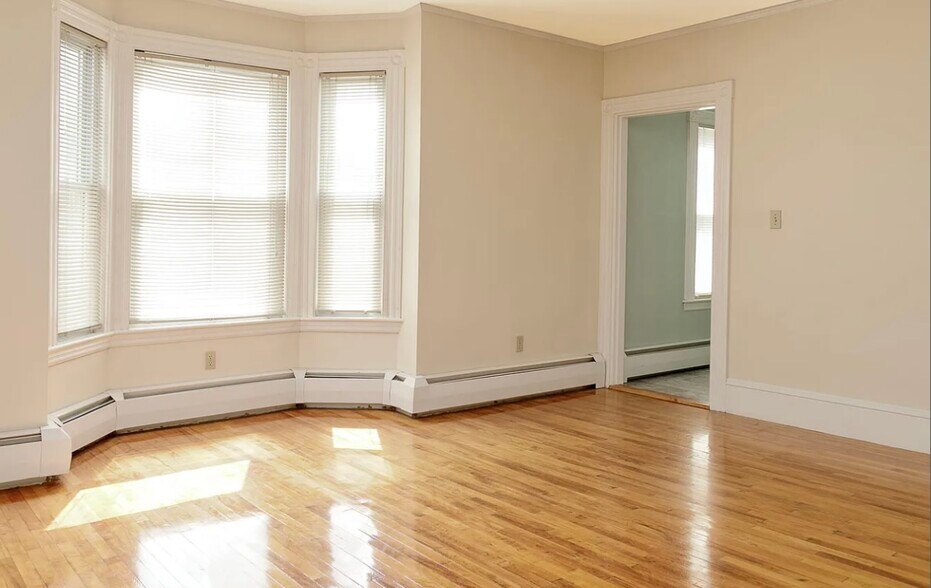 Gorgeous bay windows. Full dining and living toom - 110 Graham St