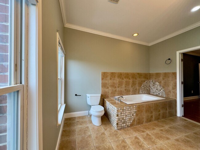 Building Photo - Charming 3-Bedroom Townhome with Modern Am...