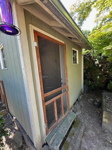Outdoor storage 2 - 16715 SE Evergreen Ln