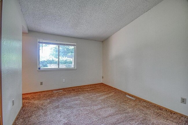 Building Photo - 2264 Donna Dr