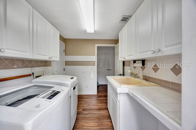 Building Photo - 11 Tillinghast Cir