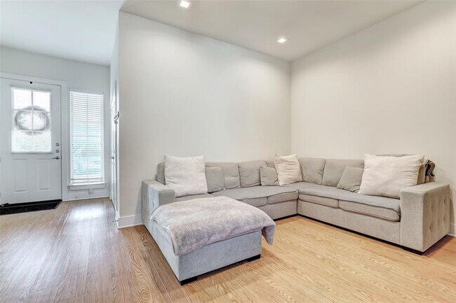 Building Photo - 2400 Louis Henna Blvd