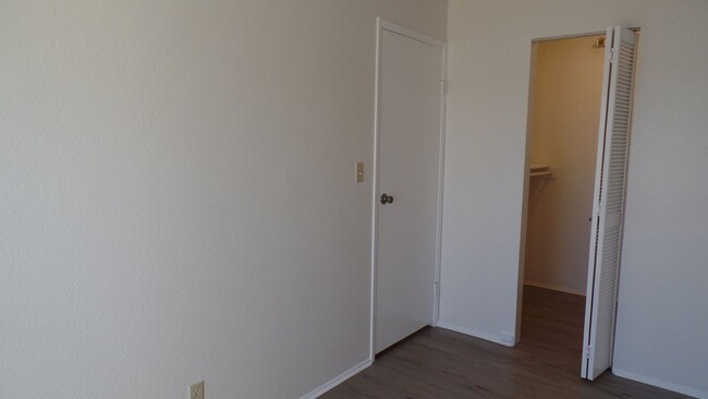 Building Photo - 2 bedroom + loft bedroom, 1 bath, 2 parkin...